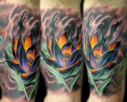 Tatuaje de una flor de loto entre las olas
