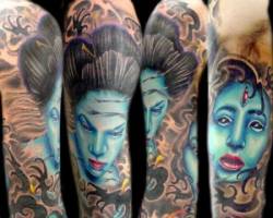 Tatuaje de una diabólica geisha y caras infernales