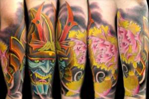 Tatuaje de un monstruo japonés y una flor