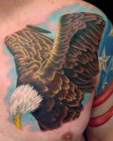 Tatuaje de un águila real y la bandera americana