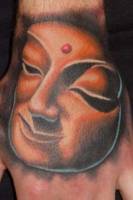 Tatuaje de una cara de buda en la mano