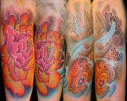 Tatuaje de un pez nadando entre corriente y una flor de loto