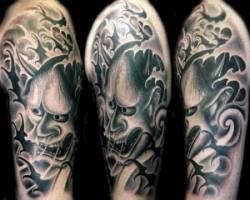 Tatuaje de Hanya entre olas