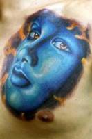 Tatuaje de una cara azul