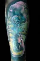 Tatuaje de un elefante en el brazo