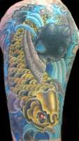 Tatuaje de una carpa nadando entre las olas