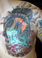 Tatuaje de una cara de geisha ensangrentada con nubes de fondo