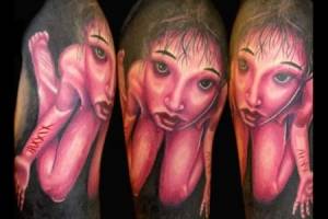 Tatuaje de una terrorífica niña en cuclillas