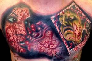 Tatuaje terrorífico de caras ensangrentadas