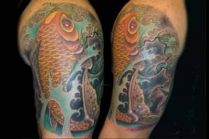 Tatuaje de una gran carpa nadando entre olas