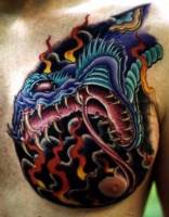 Tatuaje de una serpiente entre llamas