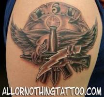 Tatuaje de un águila con una ametralladora y un puñal