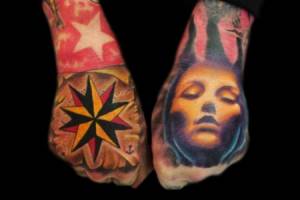 Tatuaje de un mapa con una estrella y una cara en las manos