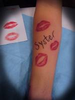 Tatuaje de 3 marcas de besos