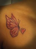 Tatuaje de una mariposa y un pequeño corazón