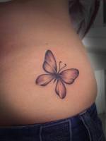 Tatuaje de una mariposa en la cadera