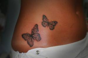 Tatuaje de dos mariposas en la cadera