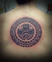 Tatuaje de un circulo de estética maya