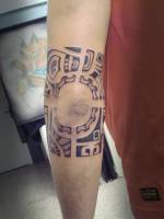 Tatuaje maorí en el codo
