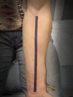Tatuaje de una línea en el antebrazo