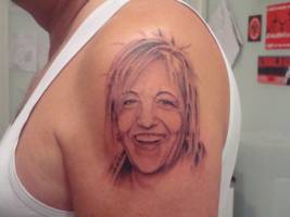 Tatuaje de un retrato en el hombro