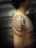 Tatuaje estética filipina en el hombro