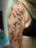 Tatuaje de un tiburón y una manta estilo maorí