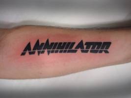 Tatuaje del texto annihilator