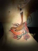 Tatuaje de un pájaro en una rama del cuello