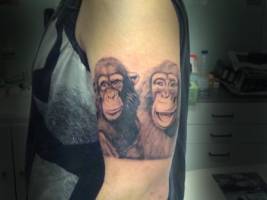 Tatuaje de dos monos en el brazo