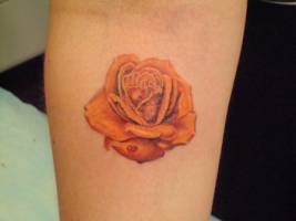Tatuaje de una rosa en el antebrazo