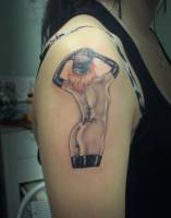 Tatuaje de una chica desnuda de espaldas