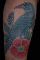Tatuaje de un cuervo y una flor