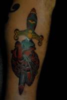 Tatuaje de un corazón atravesado por una daga