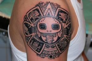 Tatuaje de una calavera sacando la lengua, de estética maya