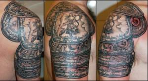 Tatuaje de un disco con dioses y letras