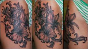Tatuaje de flores en la pierna