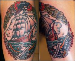 Tatuaje de un barco navegando, con una calavera pirata y un águila