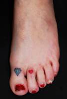 Tatuaje de un diamante y un corazón en los dedos del pie