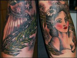 Tatuaje de un arpa y una chica