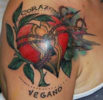 Tatuaje de un corazón con cerrojo entre plantas
