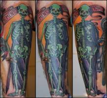Tatuaje de un esqueleto con espada y capa