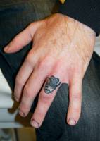 Tatuaje de la cara de un pirata en el dedo
