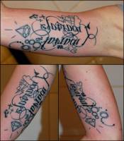 Tatuaje de un nombre en el interior del brazo