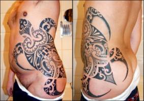 Tatuaje de una tortuga Maorí en el costado