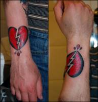 Tatuaje de un corazón roto en el antebrazo