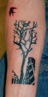 Tatuaje de un árbol y un pájaro