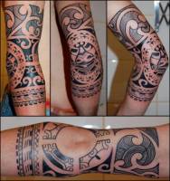 Tatuaje brazalete maorí en el codo