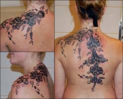 Tatuaje de flores para la espalda de una mujer