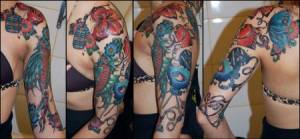 Tatuaje para mujeres de carpas, mariposas y flores